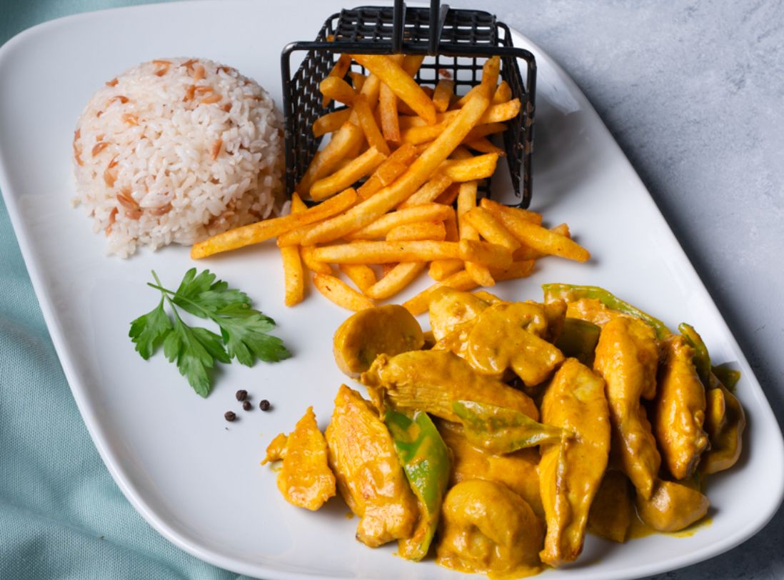 CHICKEN WITH CURRY SAUCE
